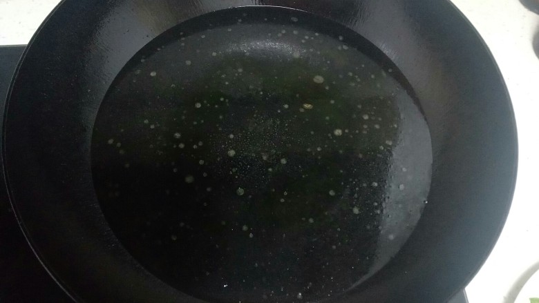 西红柿、生菜扯面,锅中放入适量水,这是煎鱼的锅,没洗直接加的水,就不再放油了。