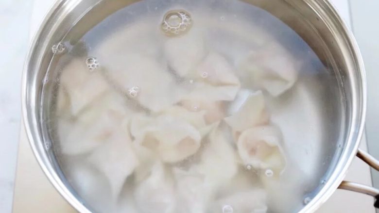 鲜虾馄饨,锅中水烧开后,放入馄饨烧煮。吃几只就煮几只(吃不完的生馄饨可以放入冰箱冷冻保存)。头次沸腾后,添点冷水进去,再次沸腾就好了。