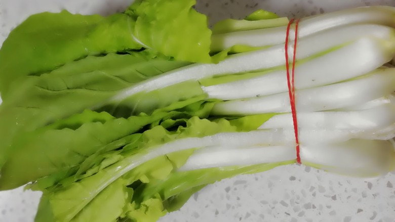 清炒毛白菜,<a style='color:red;display:inline-block;' href='/shicai/ 80548'>毛白菜</a>一把,去头洗净