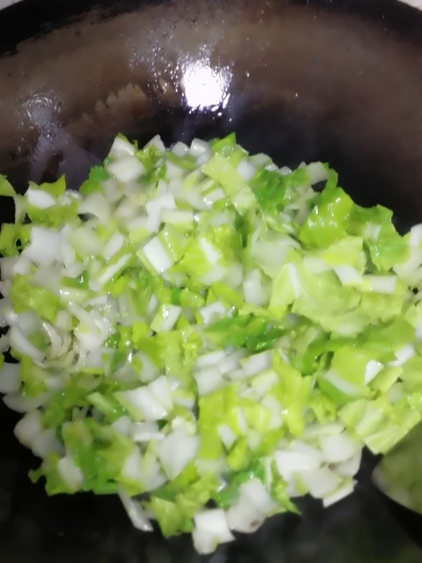 清炒毛白菜,锅起火,加入菜籽油,待油热后加入杆子