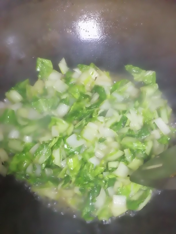 清炒毛白菜,待杆子微软,加入叶子,翻炒几下,加入盐、鸡精
