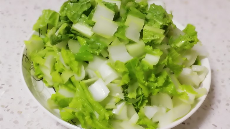 清炒毛白菜,切成短节,杆子和叶子分开