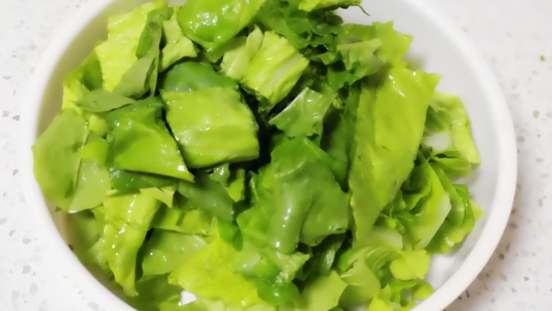 清炒毛白菜,切成短节,杆子和叶子分开
