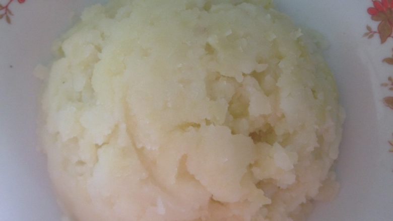 虾仁豆泥,<a style='color:red;display:inline-block;' href='/shicai/ 23'>土豆</a>蒸熟捣碎，装盘