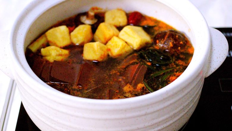 麻辣海鲜什锦营养火锅🍲,把所有的食材都放入锅中(海鲜、西兰花和<a style='color:red;display:inline-block;' href='/shicai/ 3292'>苦苣</a>除外)