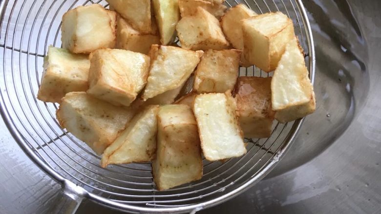烧茄子(能让你多吃两碗饭),炸第一遍的时候这个颜色,捞出来,等油温升上来,再复炸第二遍