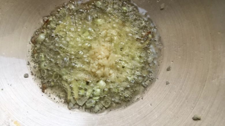 烧茄子(能让你多吃两碗饭),锅底留油,爆香葱蒜