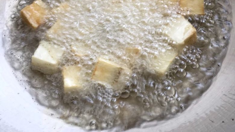 烧茄子(能让你多吃两碗饭),热锅放油,冒烟的时候炸茄子