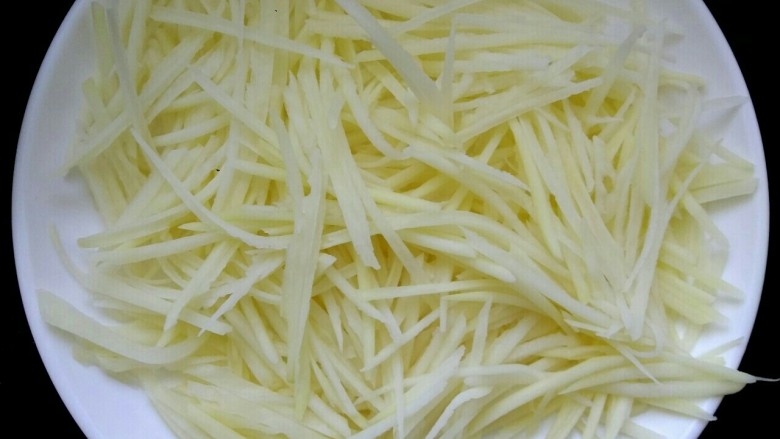 鱼香土豆丝,土豆丝用清水洗去淀粉