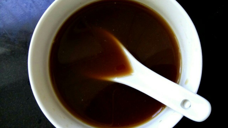 鱼香土豆丝,一小碗里放入两勺<a style='color:red;display:inline-block;' href='/shicai/ 788'>生抽</a>，3勺醋，4勺<a style='color:red;display:inline-block;' href='/shicai/ 10588'>糖</a>，两勺<a style='color:red;display:inline-block;' href='/shicai/ 718'>料酒</a>，两勺淀粉，适量清水调匀