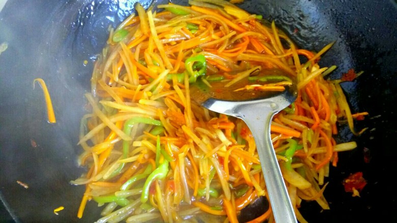 鱼香土豆丝,调料倒入锅中,大火翻炒均匀关火