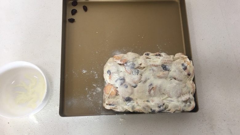 网红ins雪花酥,吧雪花酥整理方形以便于之后的切块
在雪花酥还有余温的时候撒上一层厚厚的奶粉
这就是雪花的效果啦 满满的奶香味
