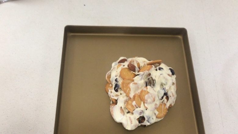 网红ins雪花酥,把混合物放在不粘的方形金盘上
⚠️一定要选择不粘的