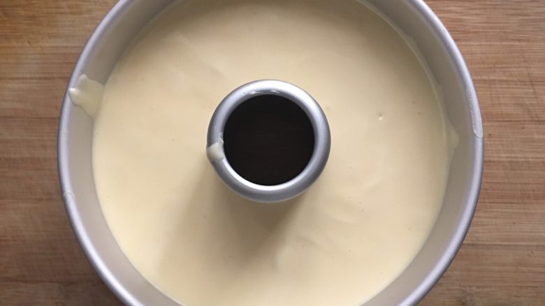 乳清戚风,从15厘米的高空中倒入磨具中,在桌面震几下,震出大气泡