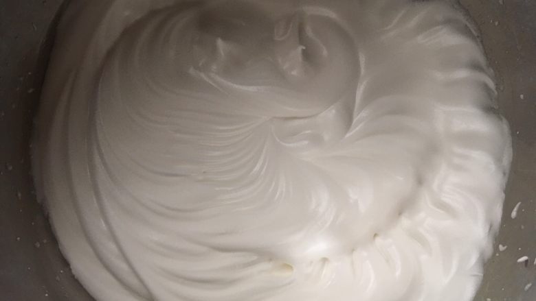 乳清戚风,打发好的蛋白霜非常细腻(烤箱160度预热)