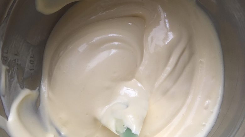 乳清戚风,翻拌的蛋黄糊在倒入剩余的蛋白霜中,在进行翻拌
