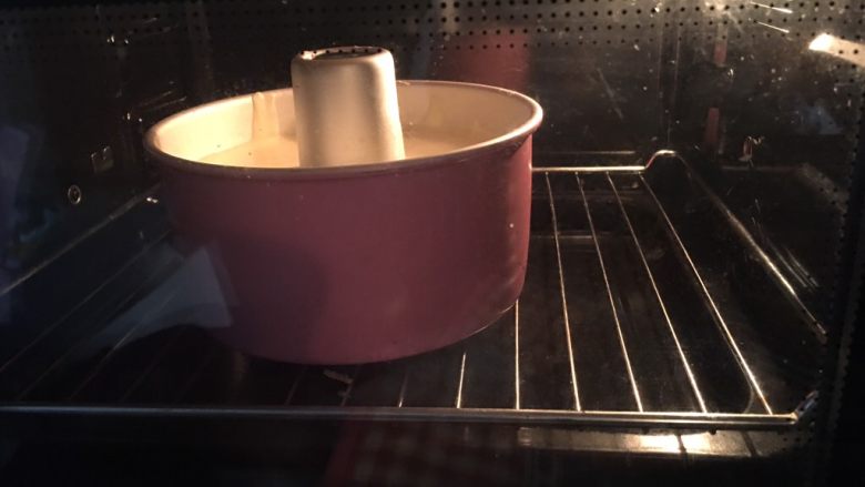 乳清戚风,烤箱中下层150度50分钟(温度时间只是个参考、具体根据自己烤箱来调节)