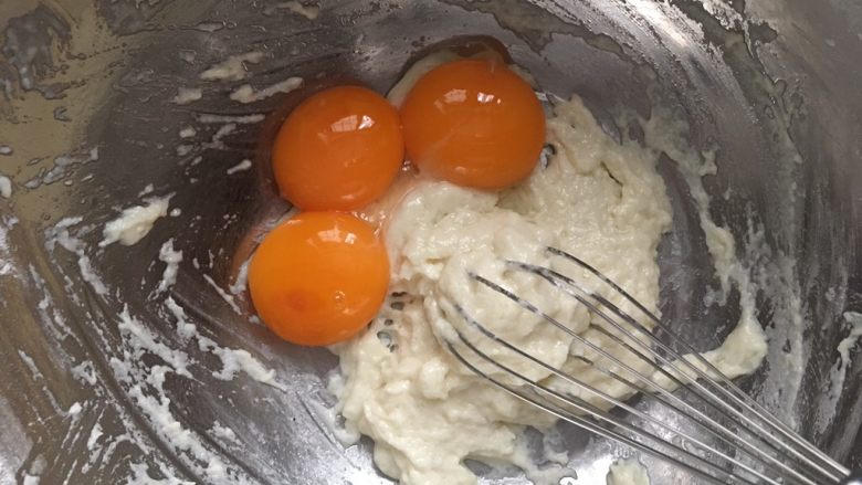 乳清戚风,加入蛋黄,画Z子形搅拌
