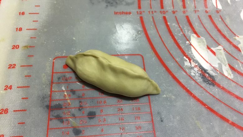 豌豆夹馒头,像包饺子一样,捏起来