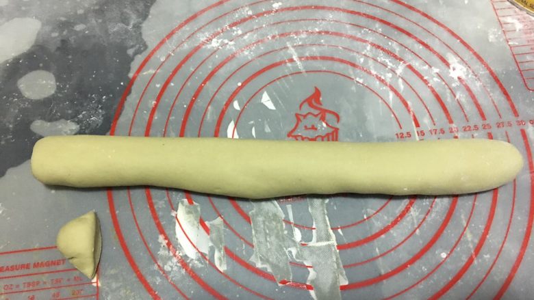 豌豆夹馒头,取青菜汁的面粉,揉成长条状,分割成15个小剂子,大概22克左右一个