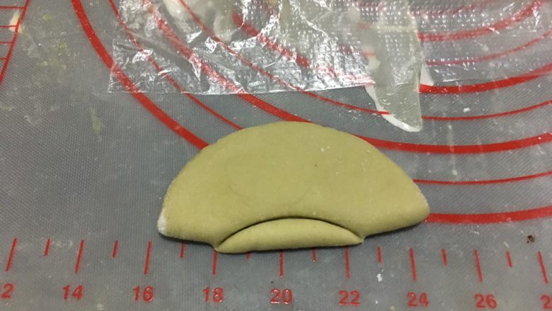 豌豆夹馒头,不要压的太大了,因为后面还会发酵的,不好整形