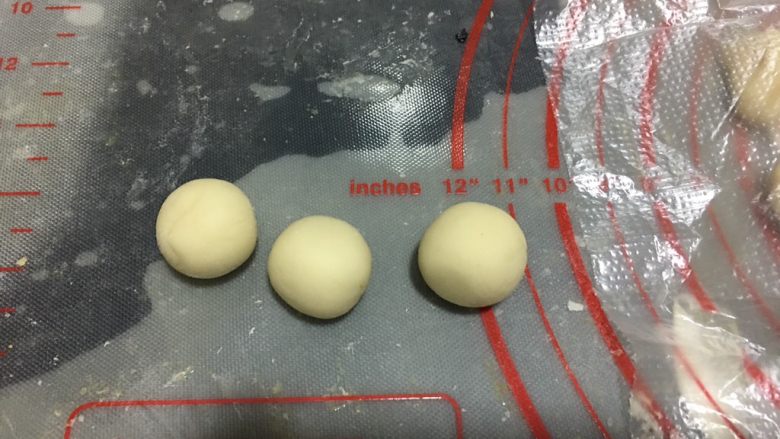 豌豆夹馒头,白色面团,揉匀后,分割成45个小剂子,大约6克左右一个