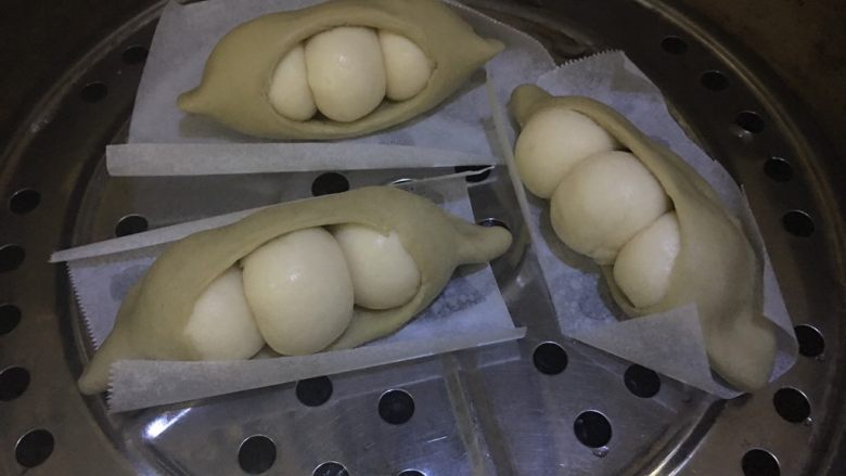 豌豆夹馒头,热水上锅蒸10分钟,不需要闷,直接开盖