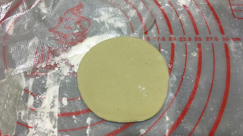 豌豆夹馒头,取一块青菜汁面团,用擀面杖擀成圆形
