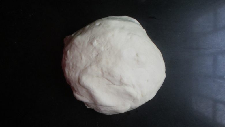 油泼扯面,<a style='color:red;display:inline-block;' href='/shicai/ 519'>面粉</a>里要加适量食盐,这样能够提高面的筋度。用水把面搅成雪片状,再把面揉成光滑的面团。揉面时,要多揉几遍。揉好后,覆盖保鲜膜,饧面30分钟左右。时间长点效果更好