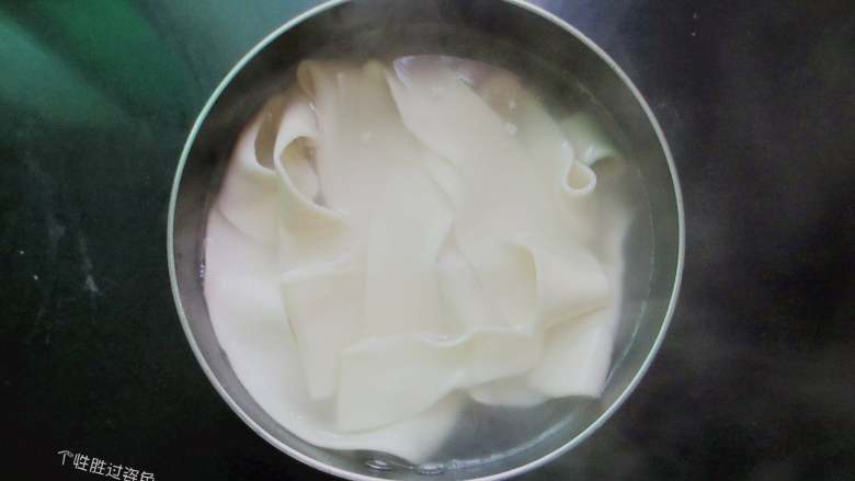 油泼扯面, 锅里坐水,加一点食盐,放入面条煮熟,这样可以让面条更劲道