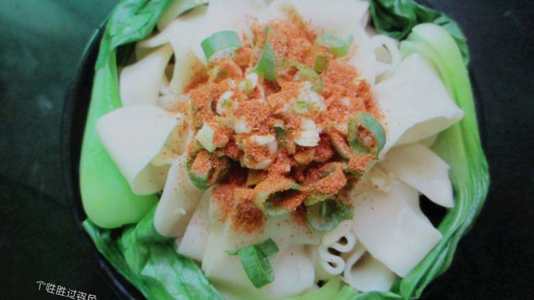 油泼扯面,上面撒上蒜末、葱沫、辣椒面,盐