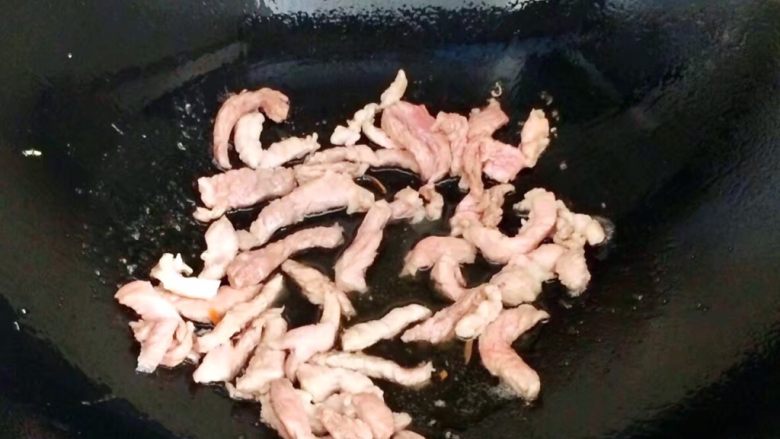 水中参炒三丝,炒到肉丝变色,盛出来