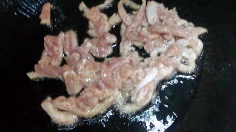 水中参炒三丝,锅内放油,下肉丝翻炒