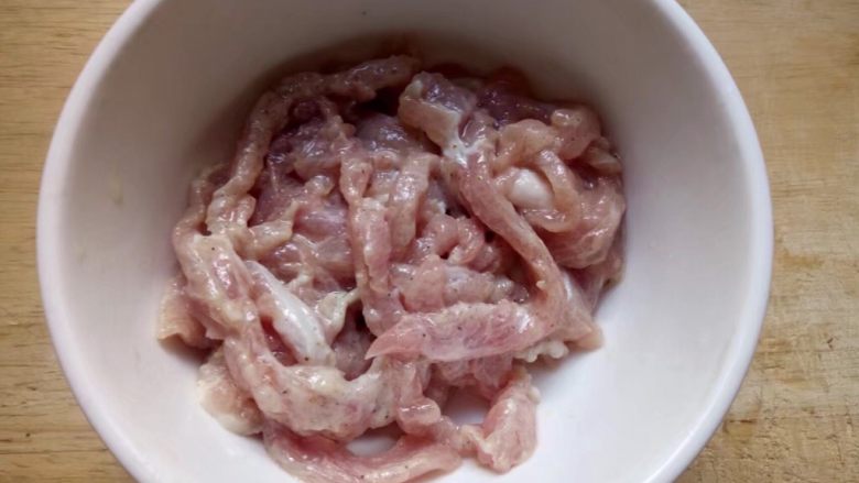 水中参炒三丝,肉丝抓匀,腌制一会儿