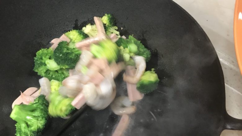 上汤西蓝花,加入开水烫过的虾仁,并翻炒