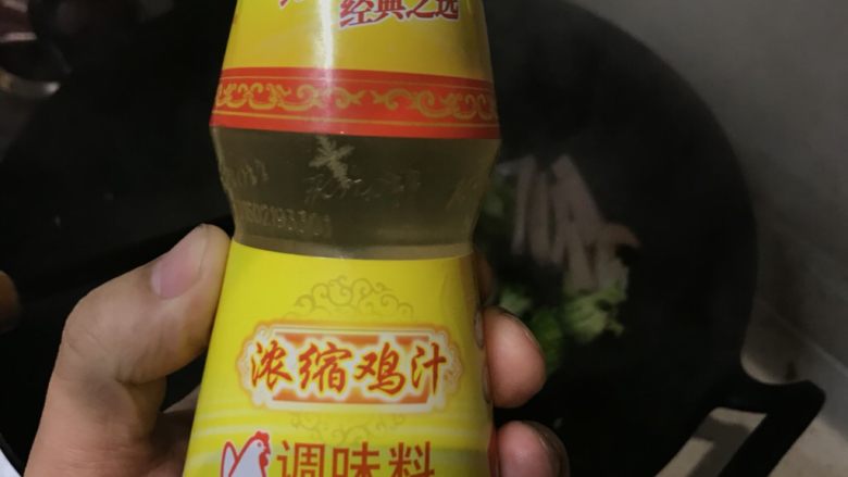 上汤西蓝花,太太乐浓缩鸡汁,加了它基本就不需要再加盐和味精了。如果没有也可以直接清水加盐和鸡精。