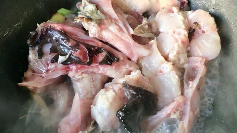 红烧安康鱼,葱姜蒜爆锅,加入肉翻炒一下
