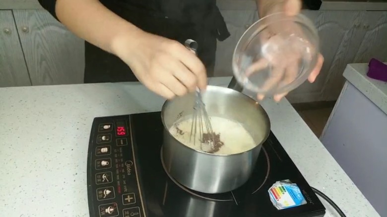 酥皮泡芙(不需要转温),快速搅拌,搅搅搅搅搅 ,建议买个好用的手动打蛋器,很快就OK