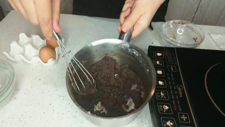 酥皮泡芙(不需要转温),烫面就制作完成了 打散面团,放凉。一般放凉的时候我会做酥皮,但是那样写配方怕太乱了,我就一个一个来,大家在这个时候可以做酥皮哈。