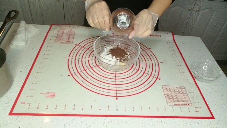 酥皮泡芙(不需要转温),再加入低粉+可可粉,捏成团就可以了,不需要打发黄油