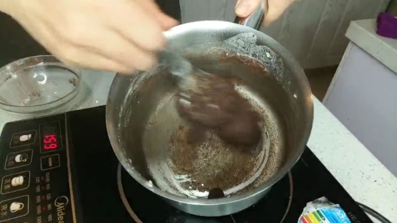 酥皮泡芙(不需要转温),面糊成团后,锅底会有层膜,一定要出膜哈,其实搅匀就差不多出膜了。