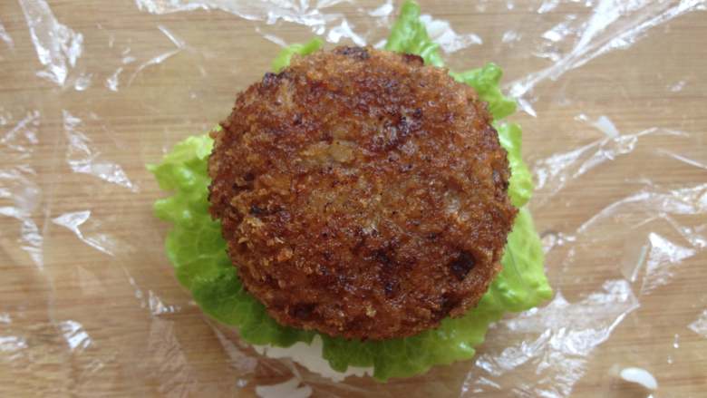 米饭汉堡,在米饭饼上面先放一层生菜,再放一个肉饼