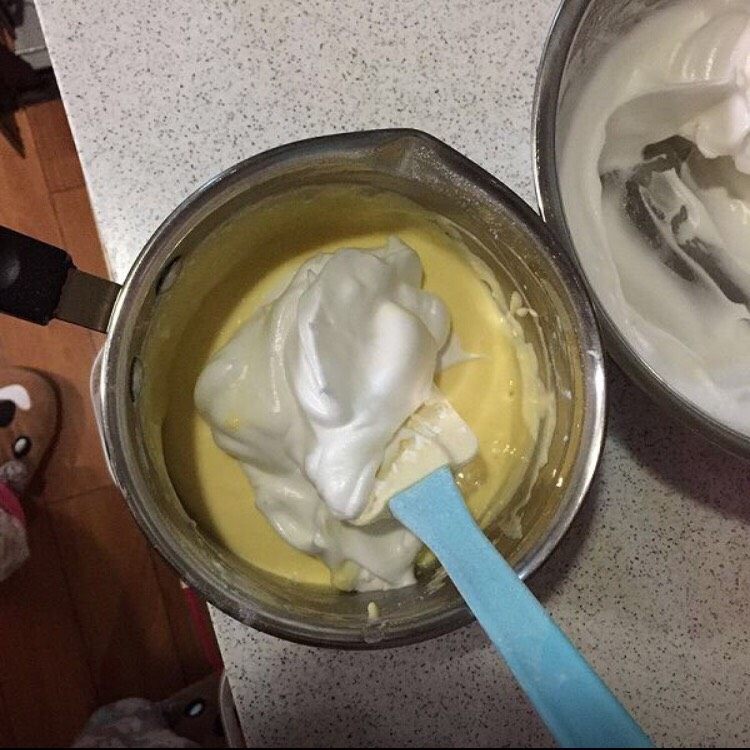 轻乳酪蛋糕,三分之一蛋白霜拌入蛋黄糊(翻拌像炒菜一样,切勿搅拌会消泡的)