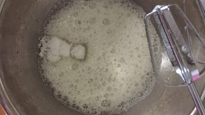 轻乳酪蛋糕,打开烤箱预热170度10分钟
蛋清打发至大鱼眼泡状态时放一半的<a style='color:red;display:inline-block;' href='/shicai/ 10588'>糖</a>继续打发