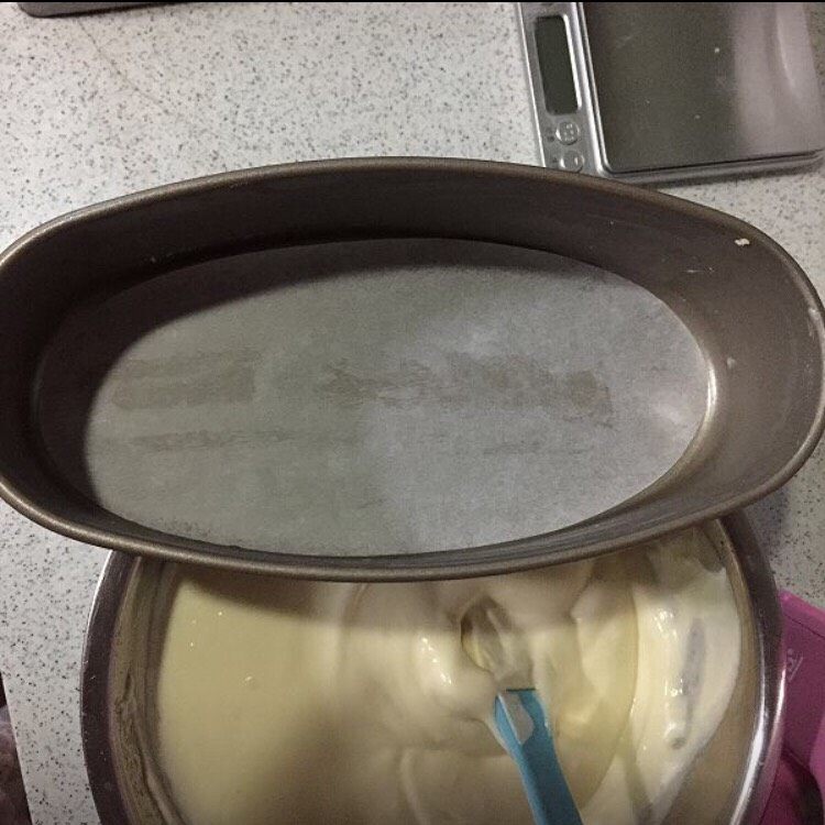 轻乳酪蛋糕,轻乳酪蛋糕模,模抹一层薄薄的黄油,底部垫油纸