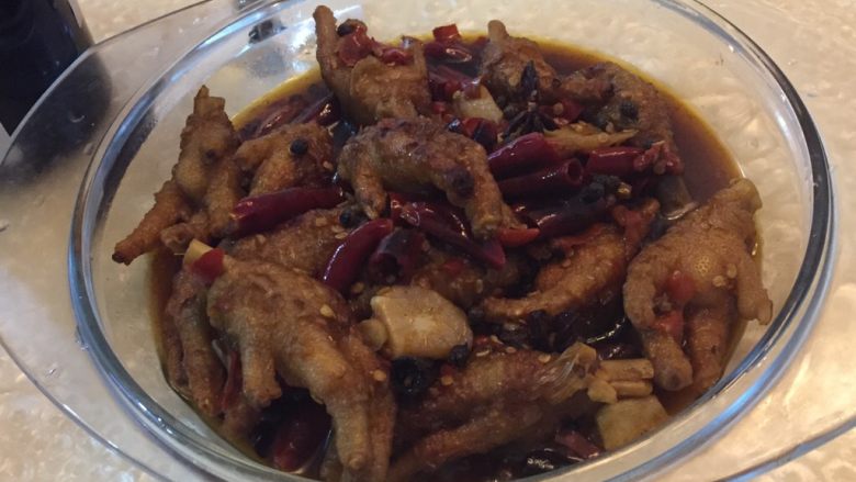 鸡脚
,油稍多，烧热油🈶️点小冒烟时把洗净的鸡爪倒入锅中油煎一下，煎五分钟表面焦黄时，可放入<a style='color:red;display:inline-block;' href='/shicai/ 86474'>干辣椒</a><a style='color:red;display:inline-block;' href='/shicai/ 695'>八角</a>，<a style='color:red;display:inline-block;' href='/shicai/ 710'>桂皮</a>、花椒、泡椒……不用放盐，把剁辣椒也煸香再加入料酒、生抽、酱油、翻小火焖20分钟