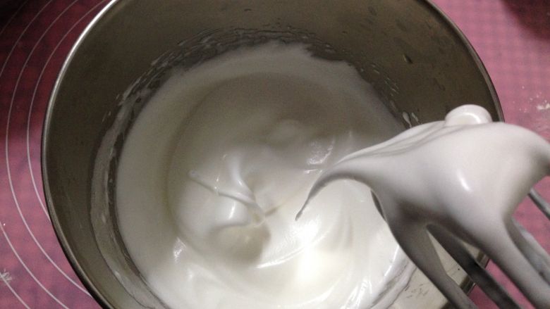 蜜红豆天使蛋糕,表面出现纹路的时候,加入余下的1/3白糖,搅打至湿性发泡即可