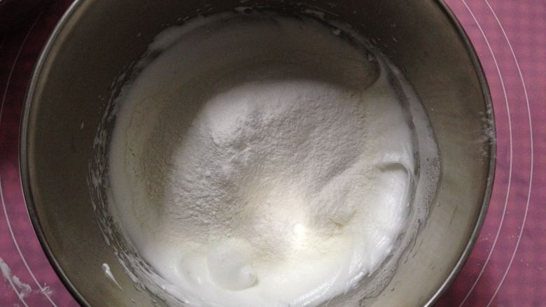 蜜红豆天使蛋糕,
将混合过筛的粉类再次筛入蛋白中,快速地将面粉和蛋白翻拌均匀