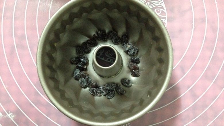 蜜红豆天使蛋糕,
模具底部撒入少许蜜红豆(不是不沾模的,模具内壁要涂抹少许油脂以便脱模