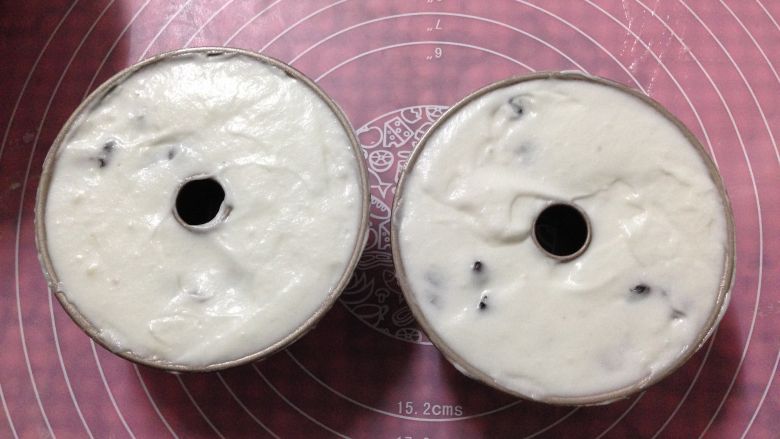 蜜红豆天使蛋糕,
将蛋糕糊倒入模具抹平,抓住模具用力震两下,震出大的气泡。